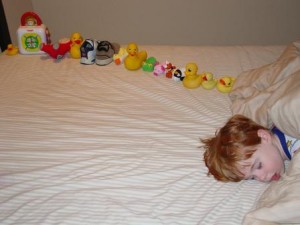 Berniuko su autizmo sindromu sudėliota tiksli žaislų linija. Nuotr. Vikipedija