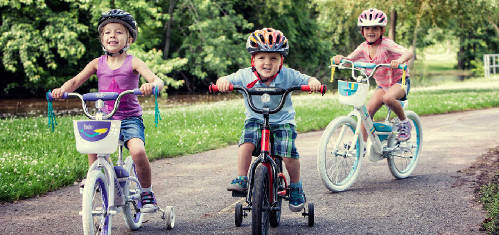 Vaikai su dviračiais